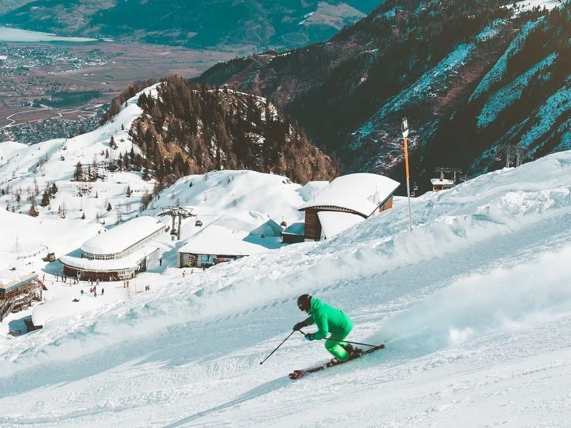 man in groen ski pak in actie